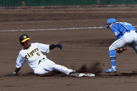 　１回、盗塁を決める近本（撮影・山口登）