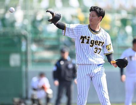 　１回、王柏融に先制の押し出し四球を与えた及川（撮影・高石航平）