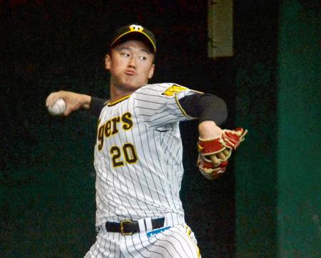 ブルペン入りし投球する森木