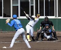 　１回、佐藤輝は左前に適時打を放つ（撮影・山口登）