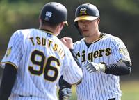 　１回、適時打を放ち筒井コーチとタッチする佐藤輝（撮影・高石航平）