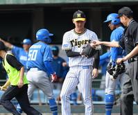 　１回、今川に適時打を浴び、肩を落とす及川（撮影・西岡正）