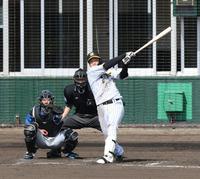 　３回、大山は左越えにソロを放つ（撮影・山口登）