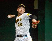 ブルペン入りし投球する森木