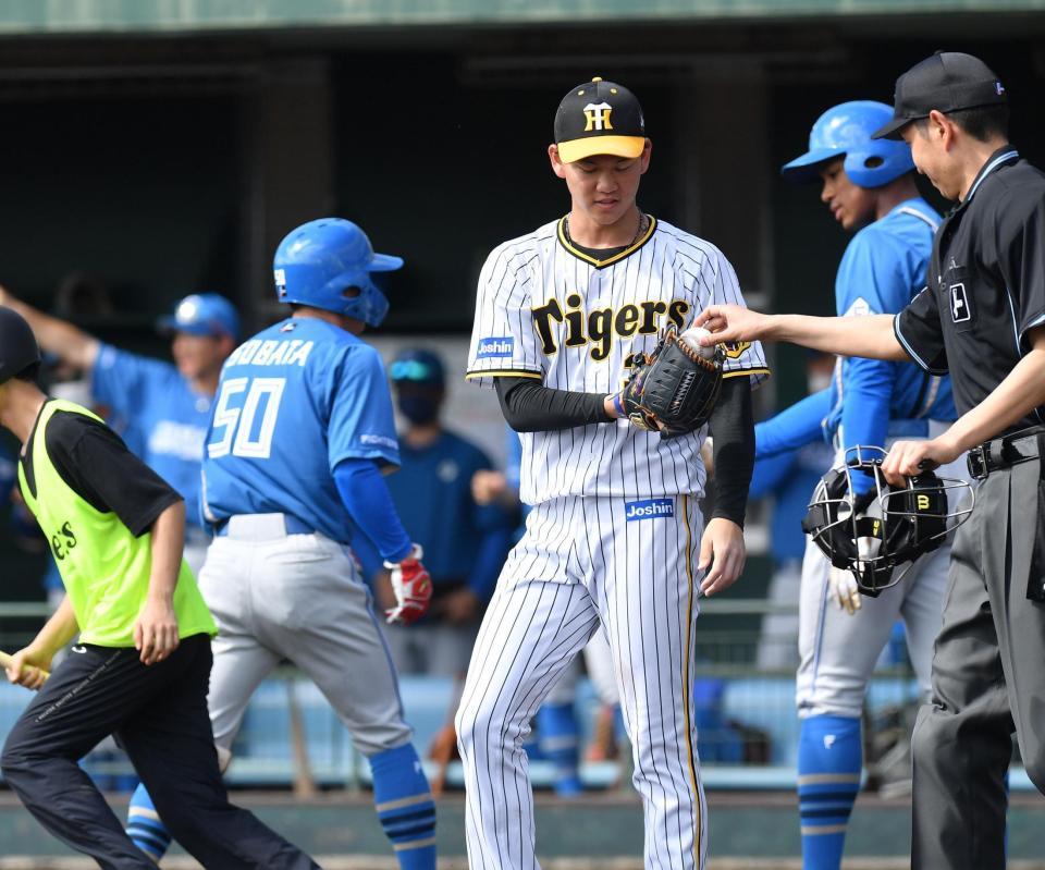 　１回、今川に適時打を浴び、肩を落とす及川（撮影・西岡正）