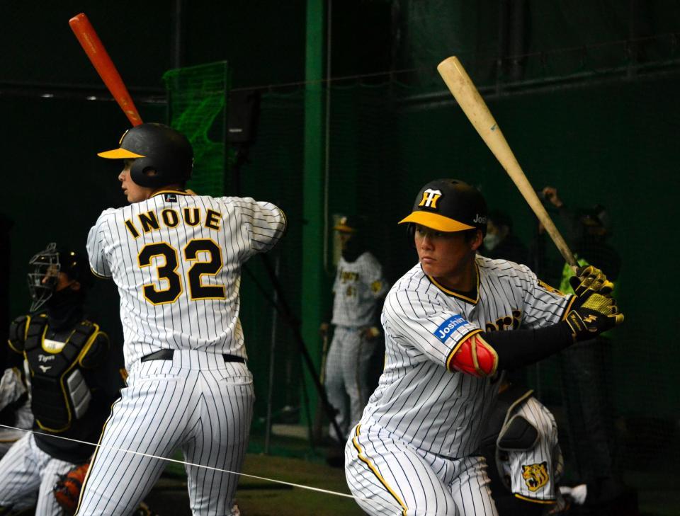 　ブルペンで目慣らしした井上（左）と前川