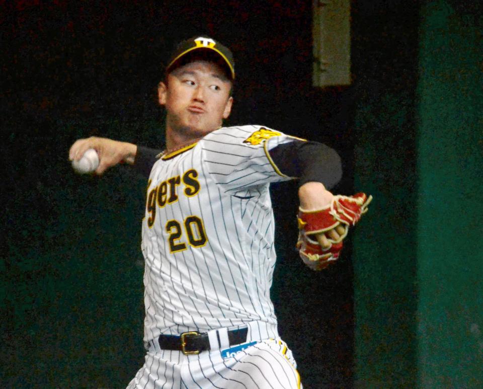 ブルペン入りし投球する森木