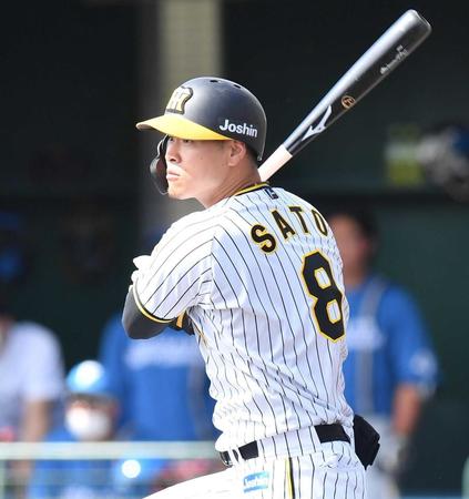 　１回、適時打を放つ佐藤輝（撮影・西岡正）