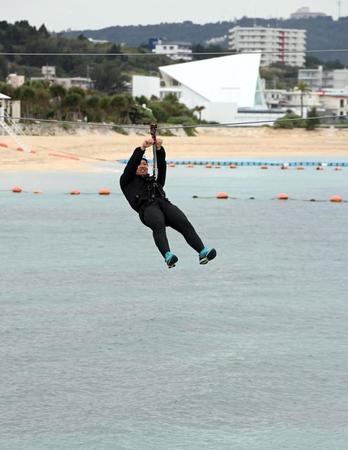 　ジップラインを体験する桐敷（撮影・山口登）