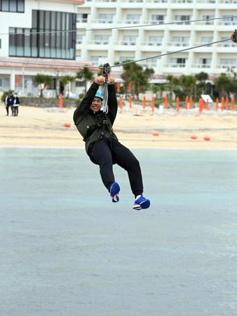 　ジップラインを体験する鈴木（撮影・山口登）