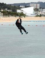 　ジップラインを体験する桐敷（撮影・山口登）