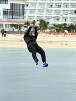 　ジップラインを体験する鈴木（撮影・山口登）