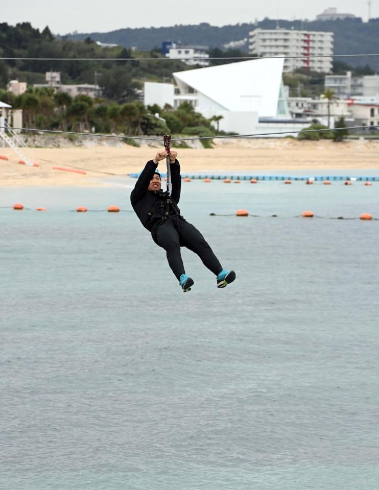 　ジップラインを体験する桐敷（撮影・山口登）