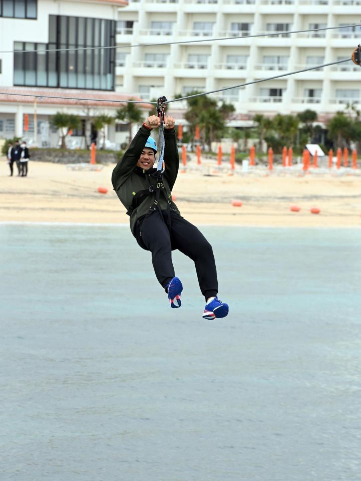　ジップラインを体験する鈴木（撮影・山口登）