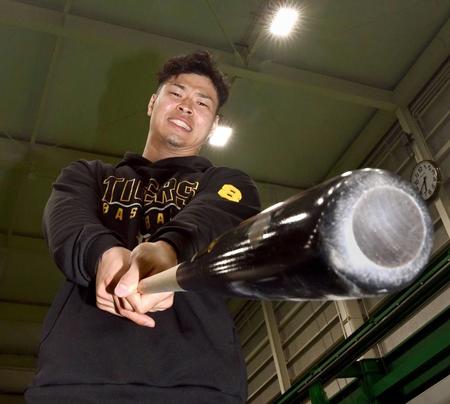 　今キャンプ、打撃絶好調の佐藤輝。さらなる飛躍を誓い、力強い素振りを見せた（撮影・田中太一）※撮影時のみマスクを外しています