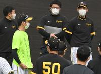 　１日キャプテンの近本（左）は「矢野さん、監督やめるってよ」と書いたＴシャツを着てあいさつする。右は苦笑いの矢野監督（撮影・田中太一）