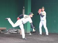 　ブルペンで力投する西純（左）と森木（撮影・石井剣太郎）