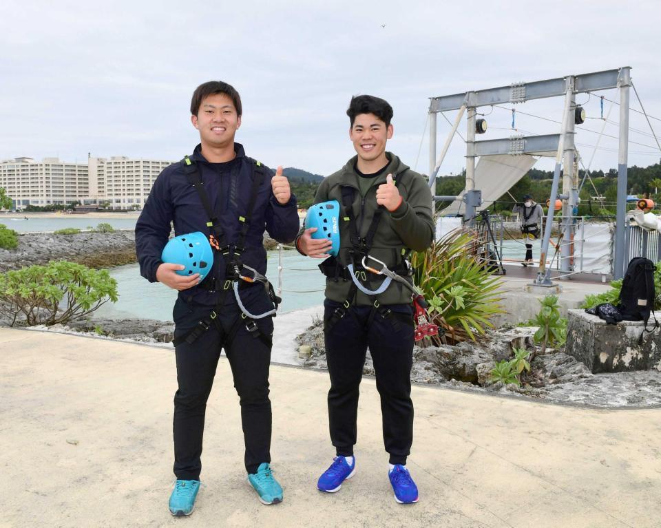 　ジップラインを体験し笑顔を見せる桐敷（左）と鈴木（撮影・山口登）