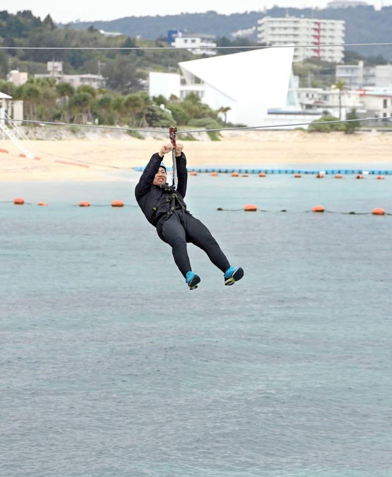 　海上を通るジップラインを体験する桐敷