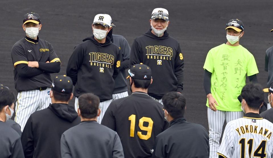 　１日キャプテンの近本（右）は「矢野さん、監督やめるってよ」と書いたＴシャツを着てあいさつした。左は苦笑いの矢野監督（撮影・田中太一）