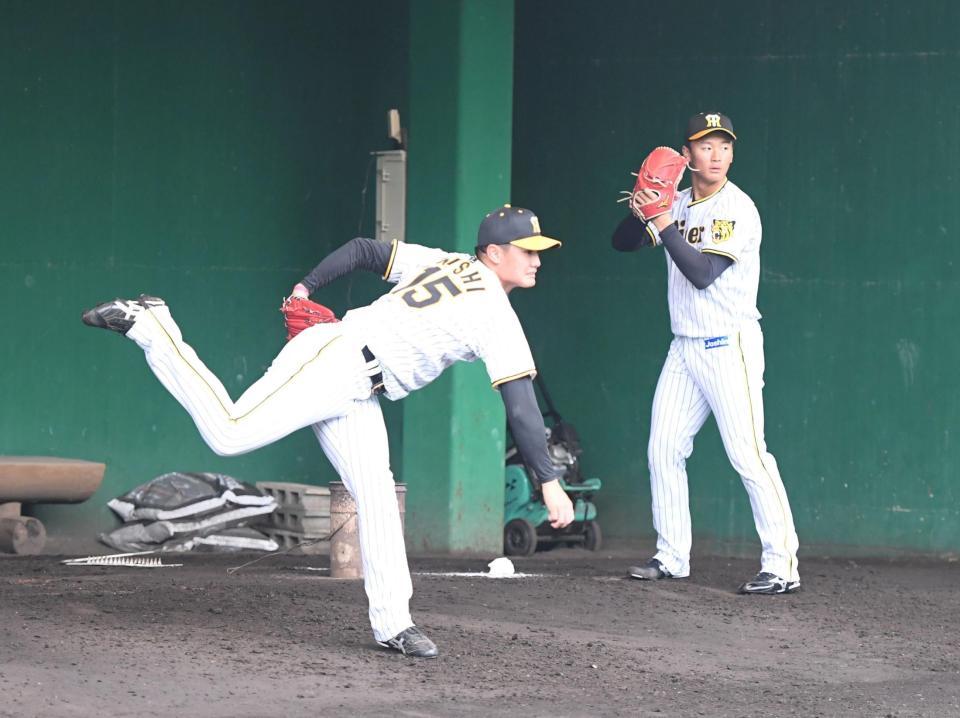 　ブルペンで力投する西純（左）と森木（撮影・石井剣太郎）
