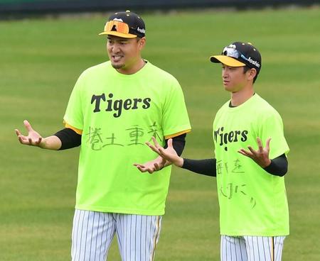 　１日キャプテンのＴシャツを着用し、ポーズを決める秋山（左）と近本