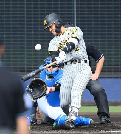 ５回、左越えに先制２ランを放つ坂本（撮影・飯室逸平）