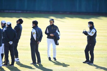 　本格的な練習が始まる前に冗談で周囲を笑わせる平田２軍監督（中央）＝撮影・石井剣太郎