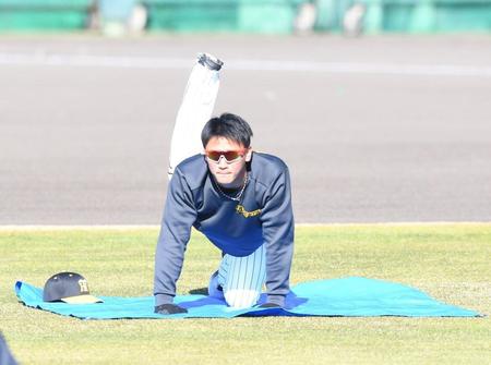 　ウォーミングアップする森木（撮影・石井剣太郎）