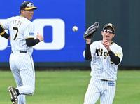 　ケースノックでボールをはじく近本。左はカバーに入る糸井（撮影・田中太一）