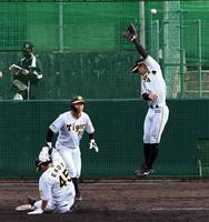 　熊谷は佐藤輝の送球に飛びつくが捕球できず