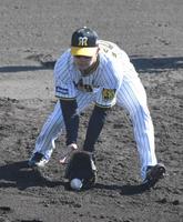 守備練習する中野