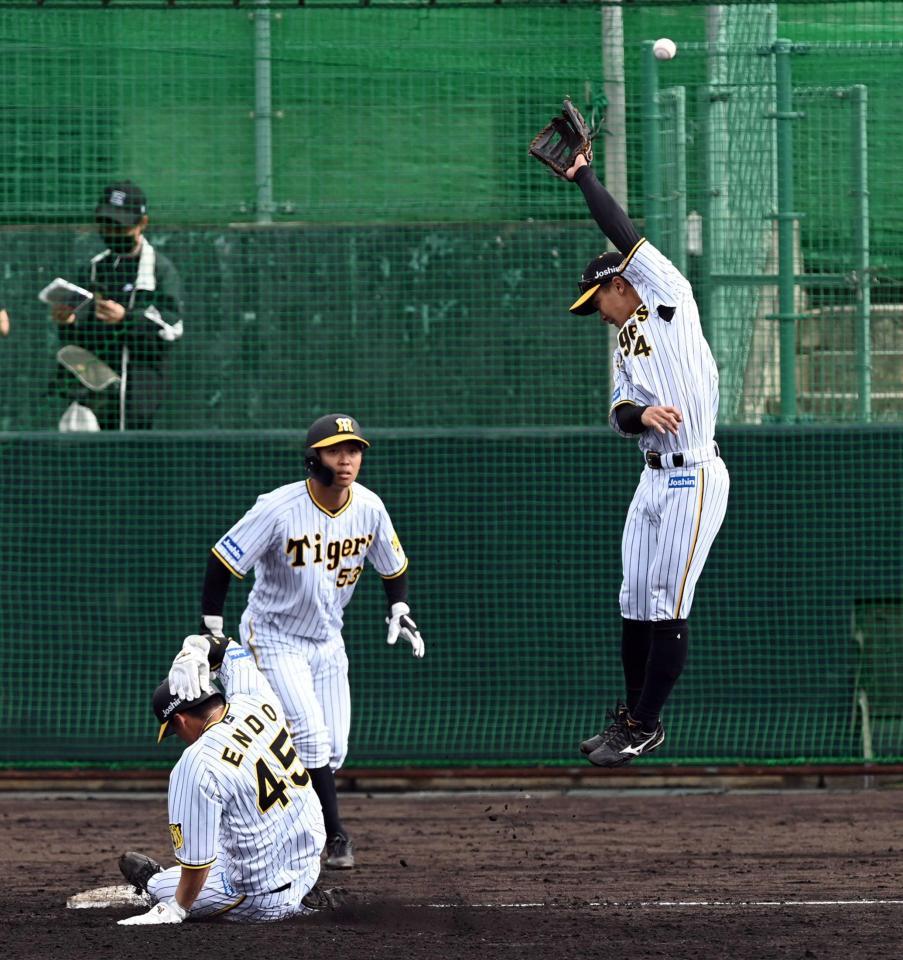 　熊谷は佐藤輝の送球に飛びつくが捕球できず