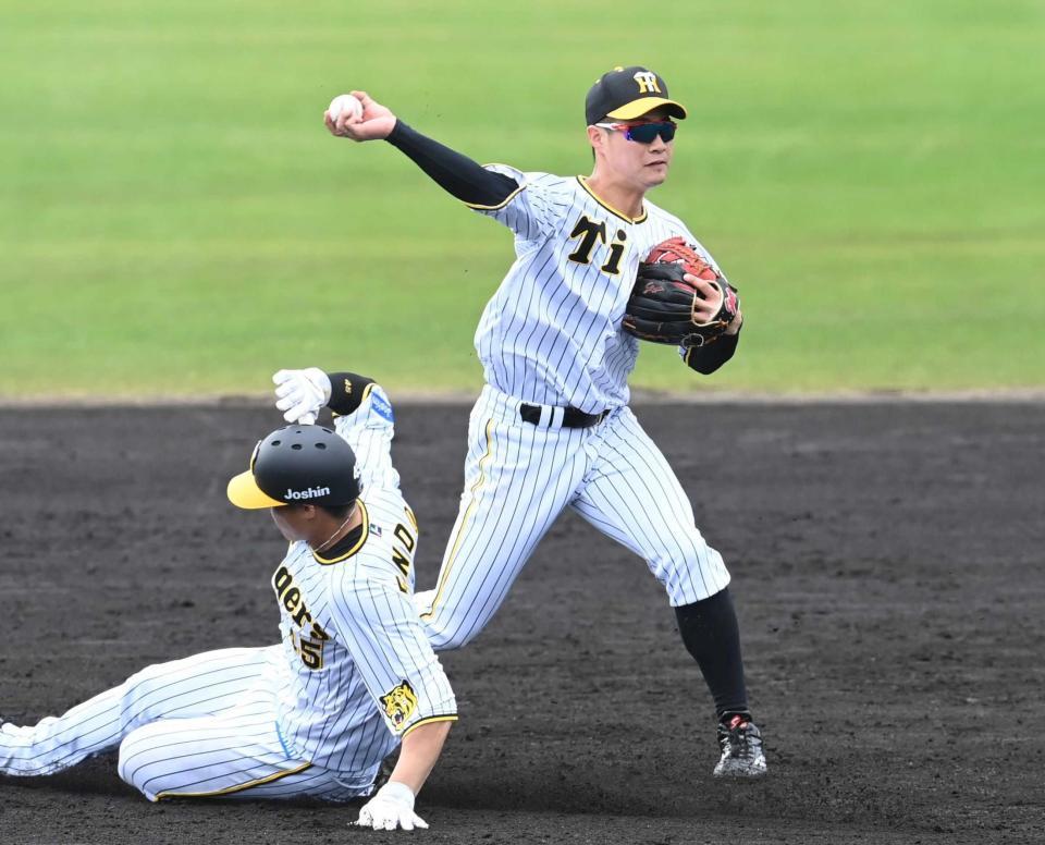 　併殺を狙うも、一塁へ悪送球する木浪