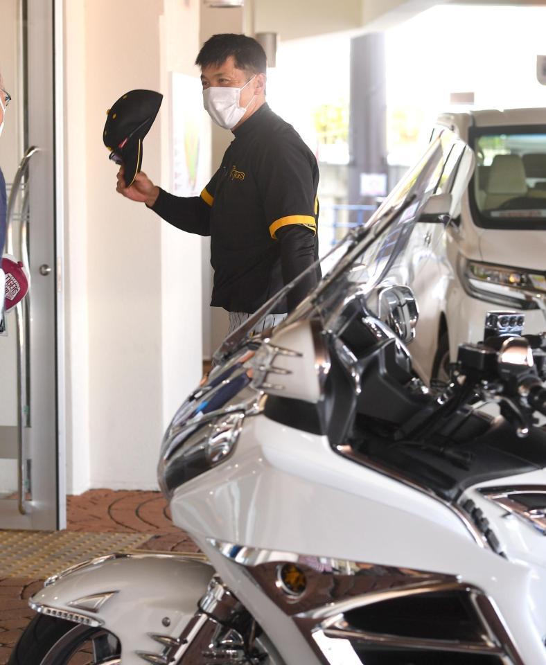 新庄ビッグボスのバイクの横を球場入りする矢野監督（撮影・西岡正）