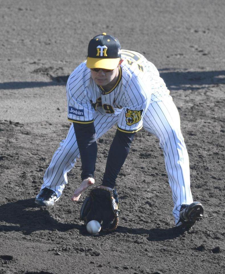 守備練習する中野