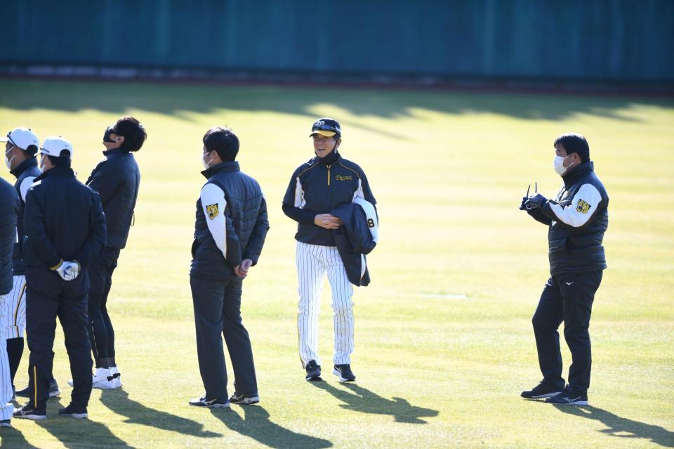 　本格的な練習が始まる前に冗談で周囲を笑わせる平田２軍監督（中央）＝撮影・石井剣太郎