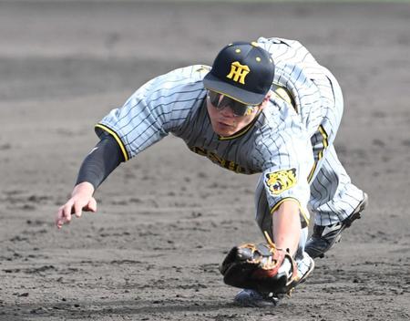 　８回、松本剛の打球に飛びつく小野寺