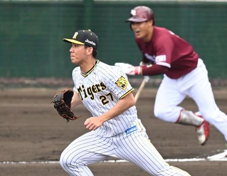 １回、楽天・山崎を二塁ゴロに打ち取る伊藤将（撮影・田中太一）