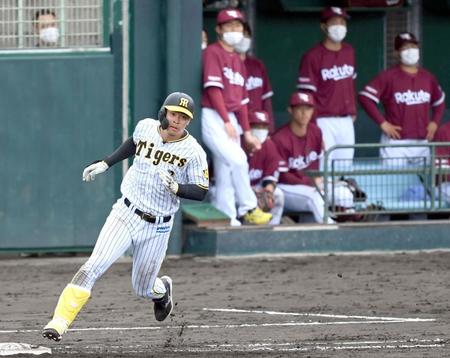 　９回、この日３本目の安打を放つ佐藤輝（撮影・田中太一）