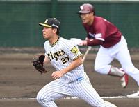 １回、楽天・山崎を二塁ゴロに打ち取る伊藤将（撮影・田中太一）