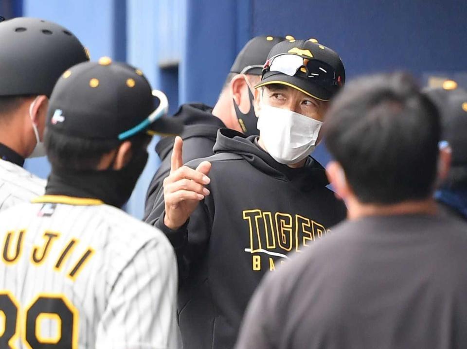 　試合後のミーティングで厳しい表情で話す（中央）＝撮影・西岡正