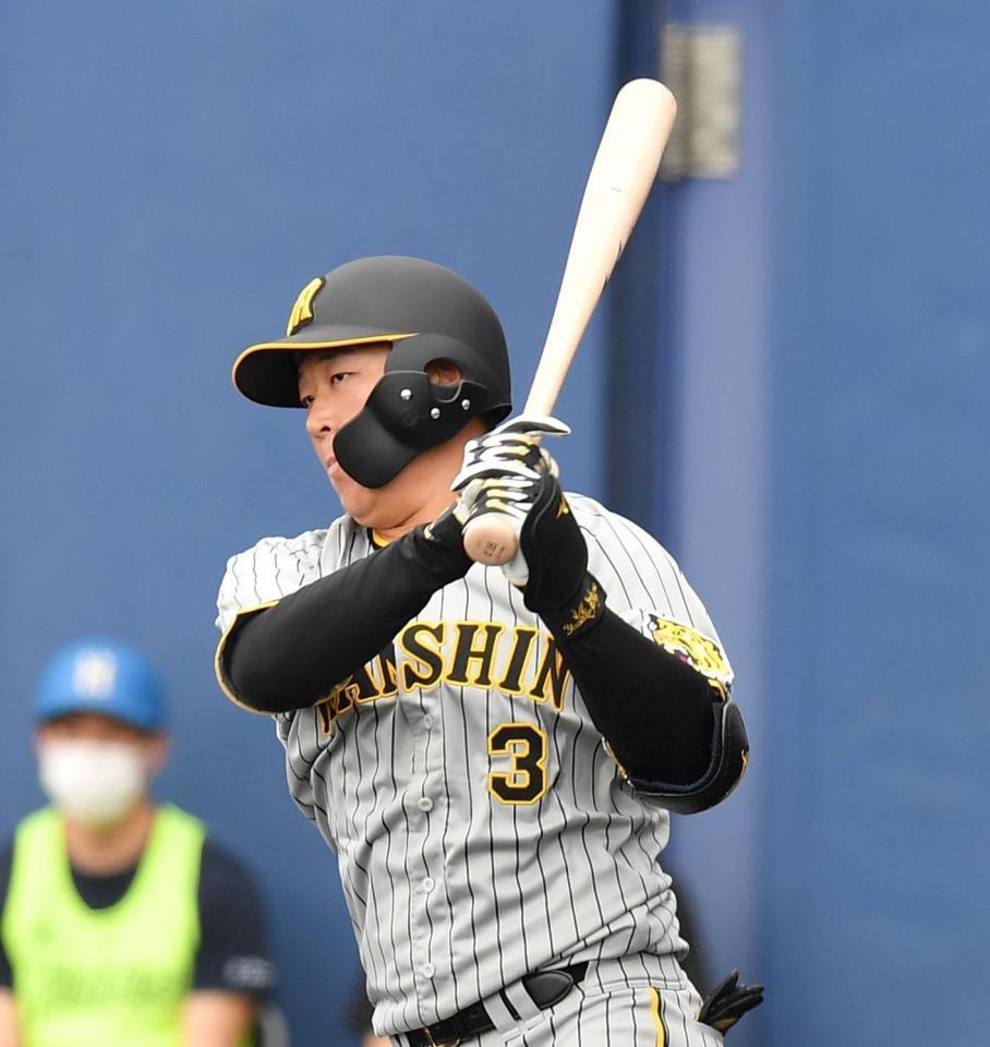 　２回、左前打を放つ大山（撮影・西岡正）