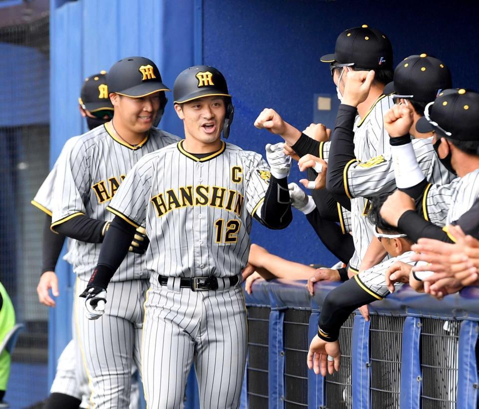 　５回、２ランを放ち、ナインとタッチを交わす坂本。左奥は大山（撮影・西岡正）