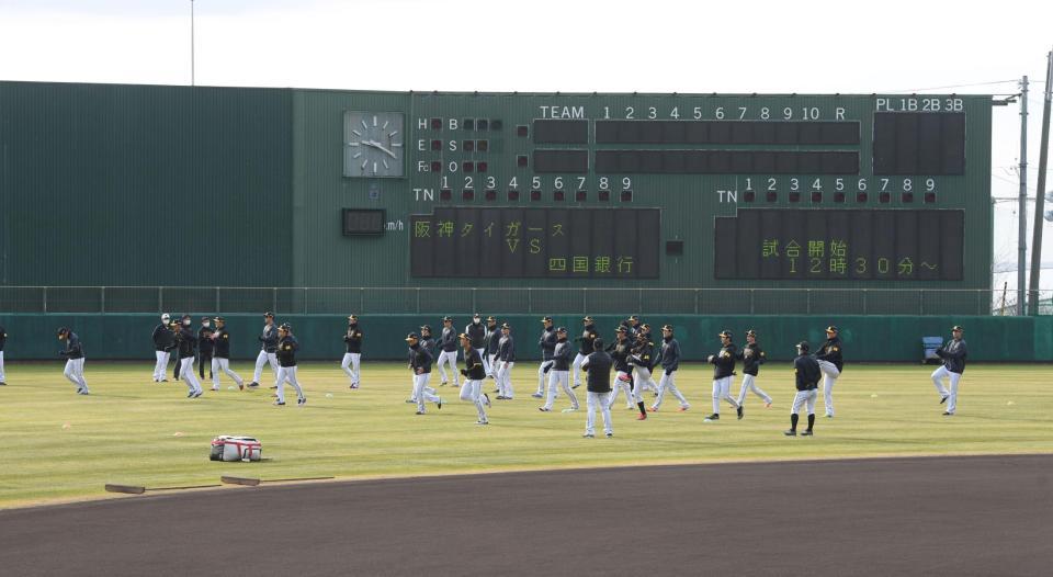 試合を控えウオーミングアップする選手（撮影・石井剣太郎）