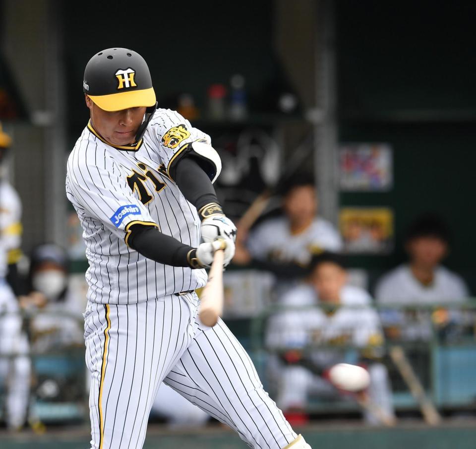 １回、中前適時打を放つ大山（撮影・西岡正）