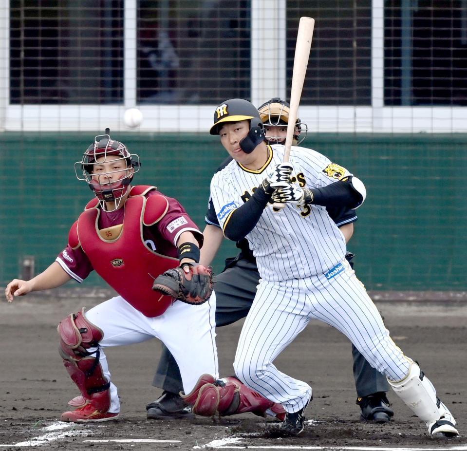 １回、中前へ先制適時打を放つ大山（撮影・田中太一）