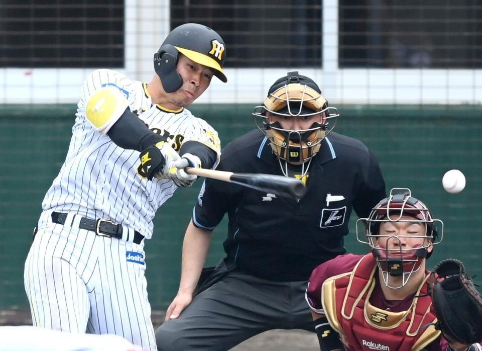 　９回、この日３本目の安打を放つ佐藤輝（撮影・田中太一）