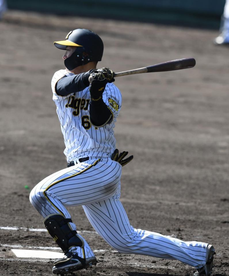 　１回、豊田は適時打を放つ（撮影・石井剣太郎）