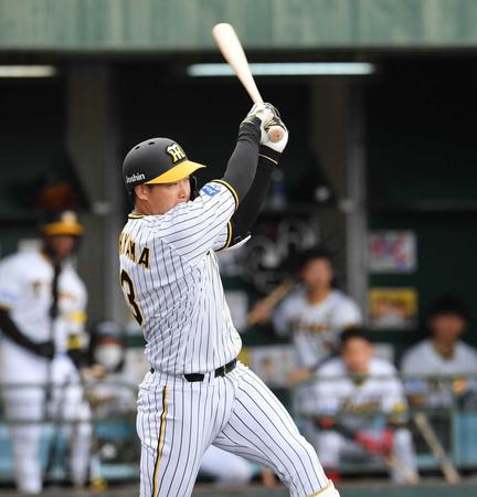 　１回、中前に先制打を放つ大山（撮影・西岡正）